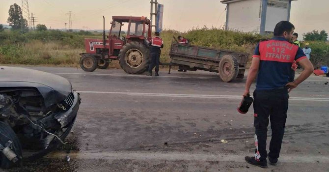 Otomobil traktörün römorkuna çarptı: 2 yaralı