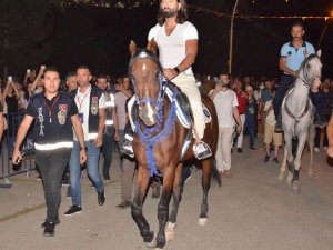 Koray Avcı, sahneye atla geldi