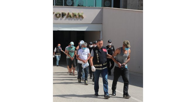 Antalya’da eş zamanlı operasyon: Aranan 49 şahıs yakalandı
