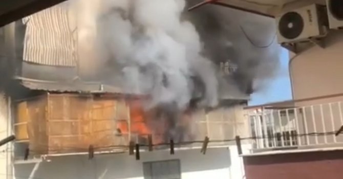Alev alan jenaratörün dumanı binayı sardı, vatandaşlar panikle binadan böyle kaçtı