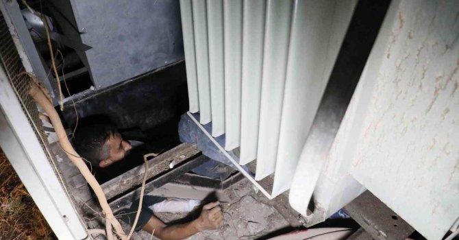 Kablo çalmak için girdiği trafo içerisinde sıkışınca yakalandı