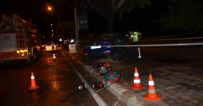 Antalya’da ağaca çarpan otomobil yandı sürücü hayatını kaybetti