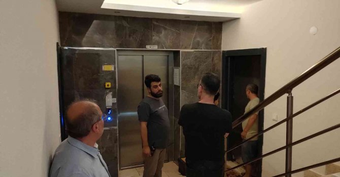 Ceset kokusu ihbarıyla girdiler, su baskını çıktı