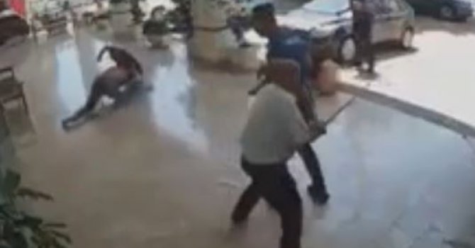 Diş polikliniğinde baston ve uçan tekmeli kira anlaşmazlığı kavgası