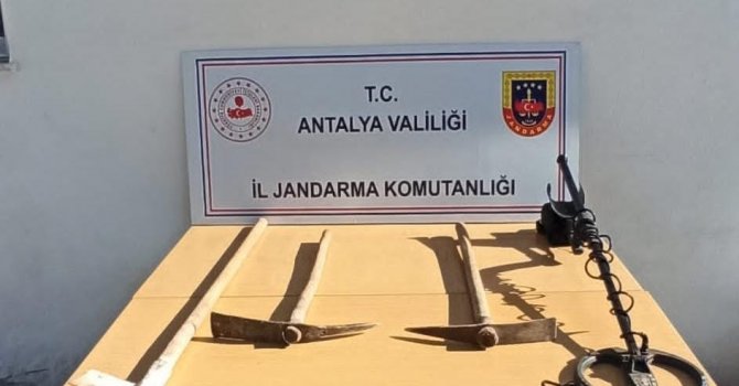 Kaçak kazı yapan şahıslar malzemelerle birlikte yakalandı