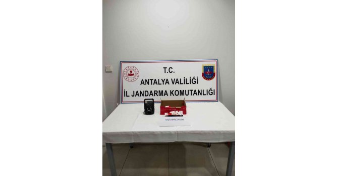 Kargoyla gelen uyuşturucuya jandarmaya takıldı