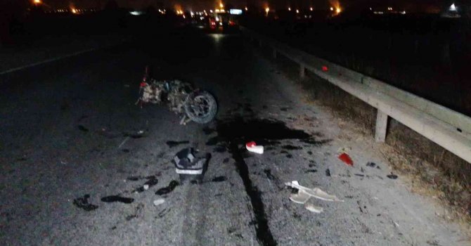 Motosikletler çarpıştı, yoldan geçen motosiklet ehliyetli otomobil sürücüsü  yere savrulan yaralılara çarptı: 1 ölü