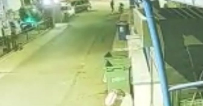 Gidon kilidini kırdığı motosikleti itekleyerek çaldı