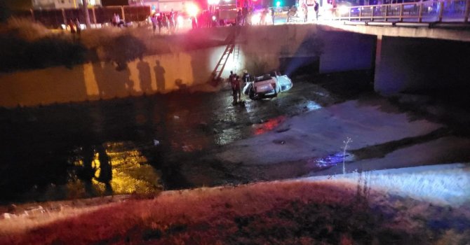 Kontrolden çıkan otomobil dere yatağına uçtu:1 yaralı