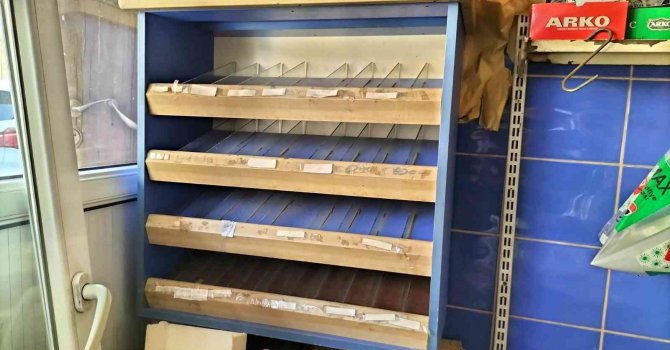 Bakkal dükkanına giren hırsızlar sigara rafını boşalttı