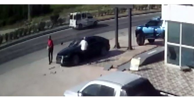 Hatay’da yol verme tartışmasından sonra otomobile taşla saldırdılar