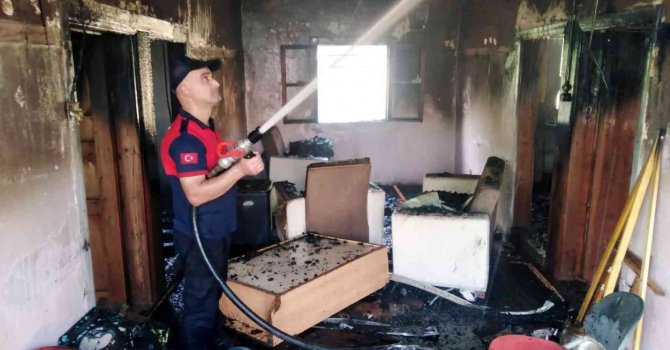 Osmaniye’de yanan ev kullanılmaz hale geldi