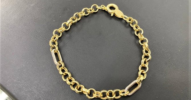 Macaristanlı çiftin kuyumcudaki hırsızlığı, işyeri sahibinin dikkatine takıldı