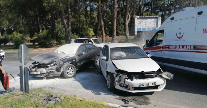 Manavgat’ta iki otomobil çarpıştı: 3 yaralı