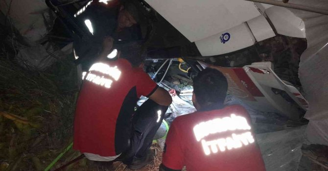 Kabinde sıkışan kamyon sürücüsü için seferber oldular