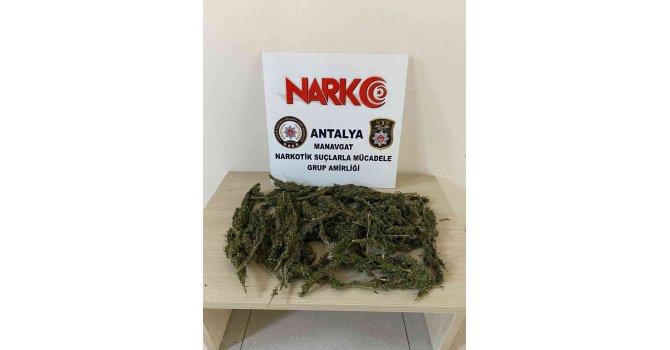 Poşette esrar taşıyan  şüpheliye suçüstü