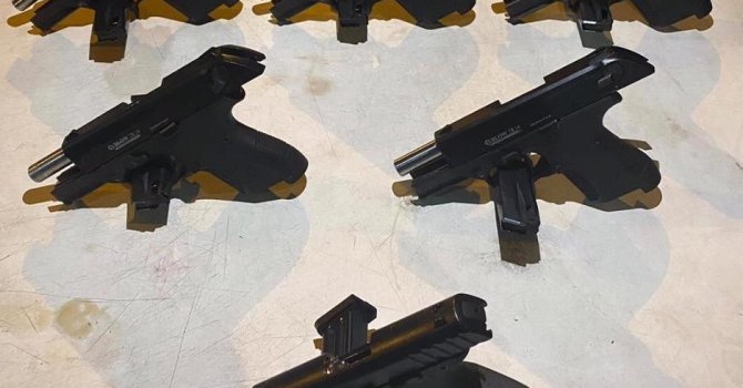 Mersin’de bir araçta 6 adet ruhsatsız tabanca ele geçirildi