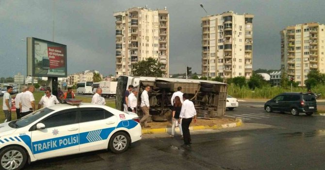 Antalya’da servis midibüsü devrildi: 6 yaralı