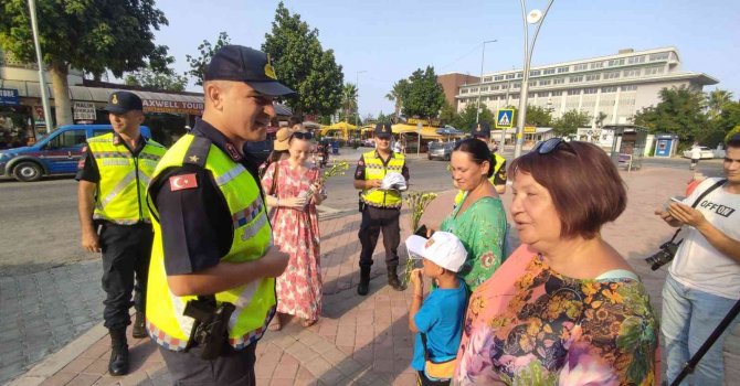 Jandarmadan turistlere bilgilendirici trafik eğitimi