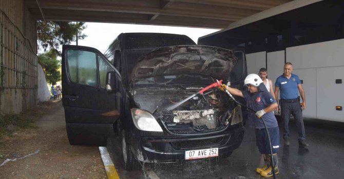 Antalya’da turistleri taşıyan minibüs alev aldı