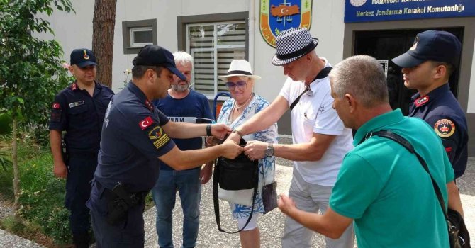 Eski milli voleybolcu Rus çifte, fırının önünde unuttukları para ve evrak dolu çanta teslim edildi