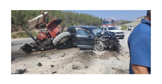 Manavgat’ta otomobil traktör çarpıştı: 6 yaralı