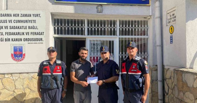 Sahte polis dolandırdı, jandarma parasını kurtardı
