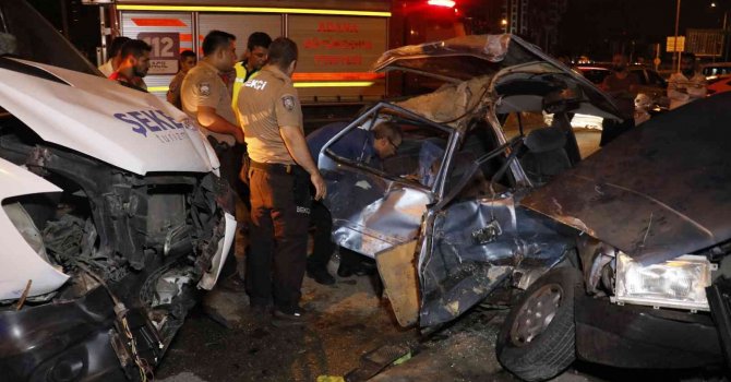 Adana’da otomobil ile servis çarpıştı: 4 yaralı