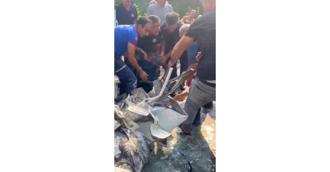 Hurdaya dönen araçtan yaralı kurtuldu