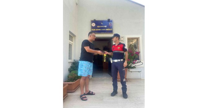 Jandarma para dolu cüzdanı sahibine teslim etti