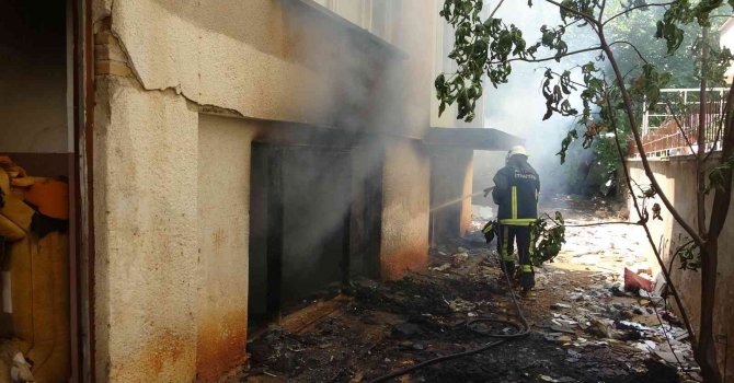 Antalya’da sürekli yangın çıkan metruk bina mahalle halkını isyan ettirdi