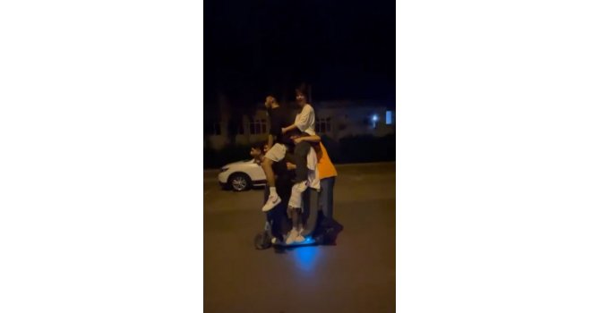 Elektrikli scootere 2’si omuzda 6 kişi bindiler