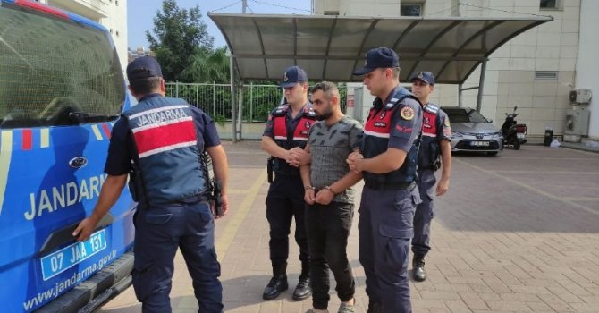 Kötü işçilik nedeniyle tartıştığı arkadaşını sopa ve bıçakla öldürdü