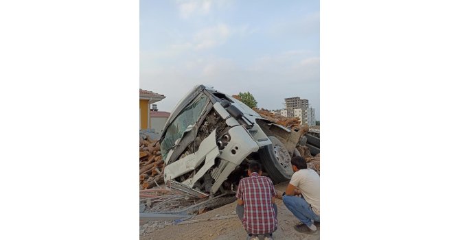 Tomruk yüklü kamyon ile otomobil çarpıştı: 5 yaralı