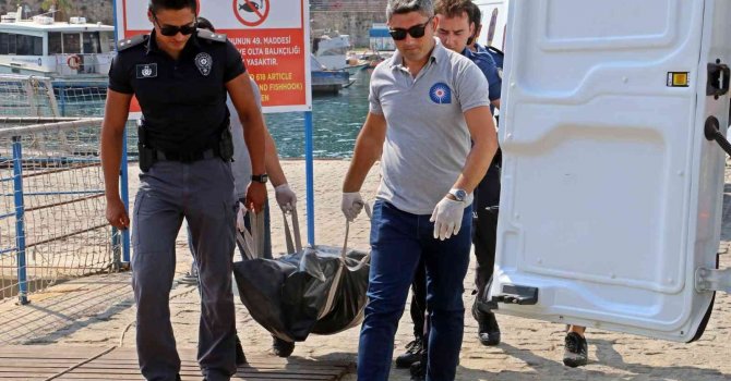 Denizde boğulan emekli öğretmene, gözü yaşlı kardeşlerden son öpücük