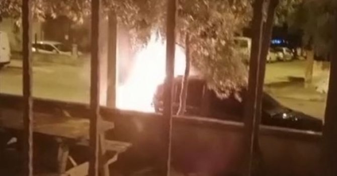 Park halindeki otomobil alev alev yandı