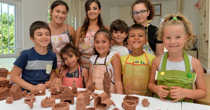 Falezlerin üzerinde seramik ve heykel çalışıyorlar
