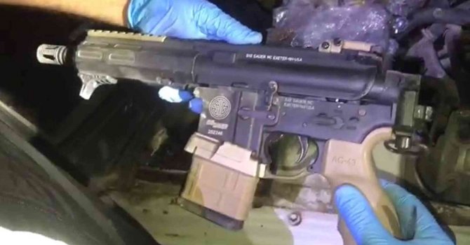 Motor kaputundan yarı otomatik kaçak silah çıktı