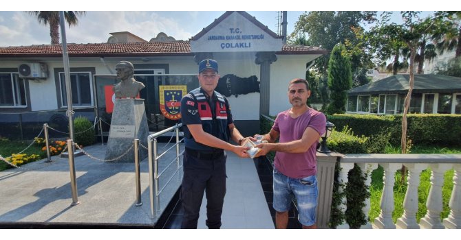 Aracın camını kırarken elini kesen hırsızı, kan izleri ele verdi