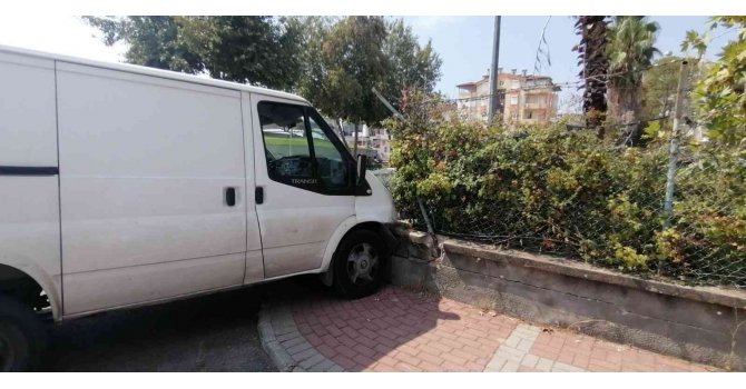 Duvara çarpan araç sürücünün  2027 yılına kadar ehliyetine el konulmuş