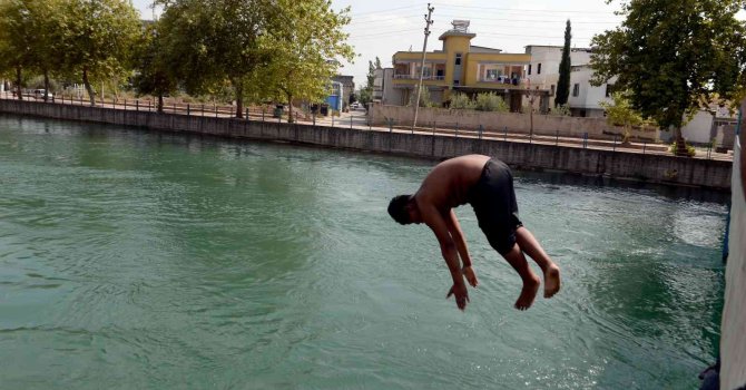 Adana’da 3 ayda 15 kişi boğulunca polis kanaldan çocukları toplayıp havuza götürdü