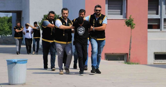 Annesini rahatsız eden kadının evine ateş etti tutuklandı