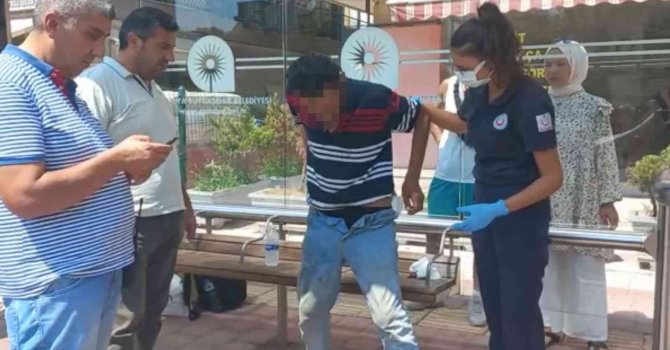 Kalçasından bıçaklandığını otobüs durağında oturunca fark etti