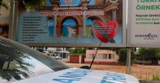 Jandarmadan turistlere 3 dilde trafik bilgilendirmesi