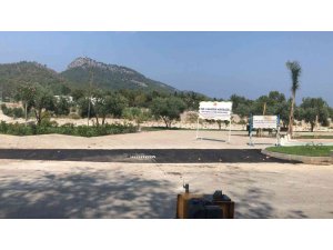 Kemer’de bozuk yolların tamirini yapıyor