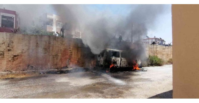 Manavgat’ta park halindeki minibüs cayır cayır yandı