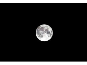 "Süper Ay" bulutların arasında görsel şölen sundu