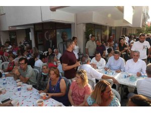 Başkan Böcek, vatandaşlara aşure dağıttı