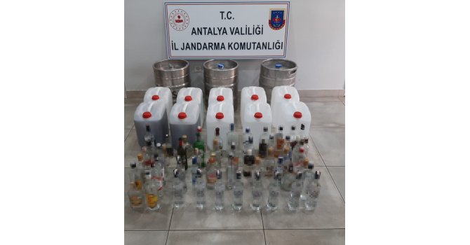 Manavgat’ta otel odasında 387 litre sahte içki ele geçirildi