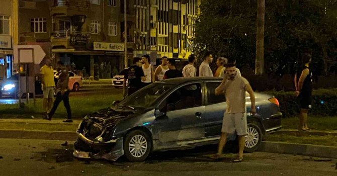 Gazipaşa’da kavşakta iki araç çarpıştı: 1 ölü, 1’i ağır 2 yaralı